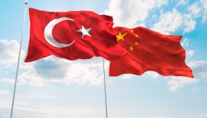 türkische und chinesische Flagge im Wind