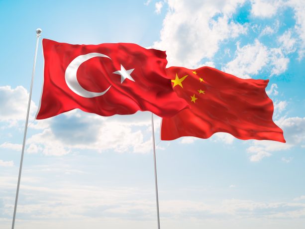 türkische und chinesische Flagge im Wind