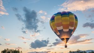 Heißluftballon steigt auf