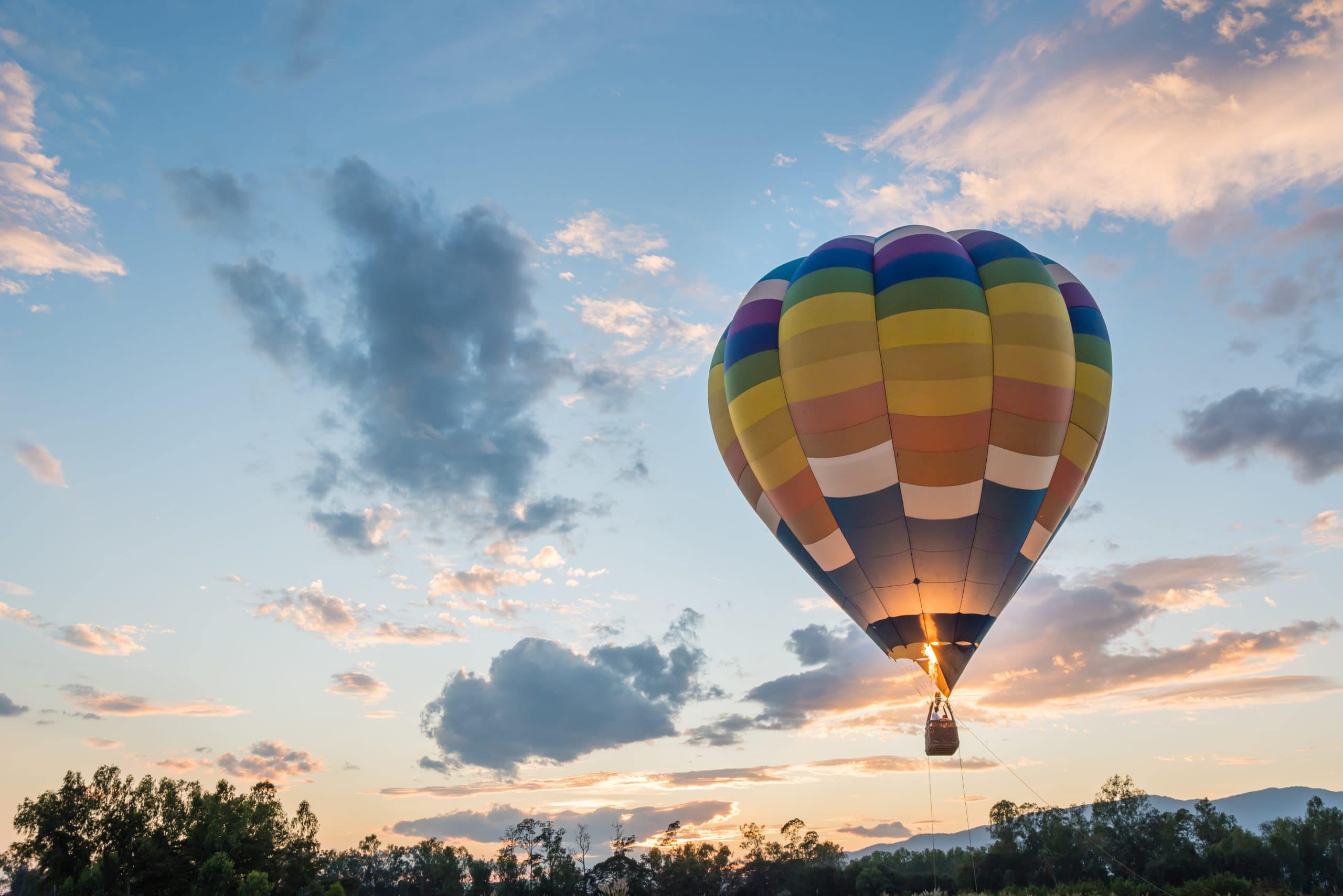 Heißluftballon steigt auf