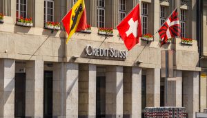 Schweizer Flagge vor Gebäude der Credit Suisse
