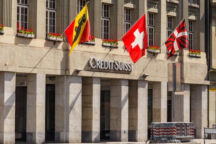 Schweizer Flagge vor Gebäude der Credit Suisse