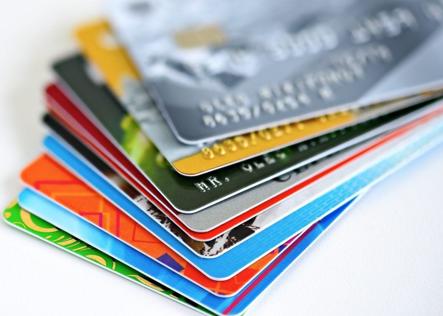 Überdurchschnittliche Bewertung für Krypto-Start-up MoonPay Kreditkarten stapel