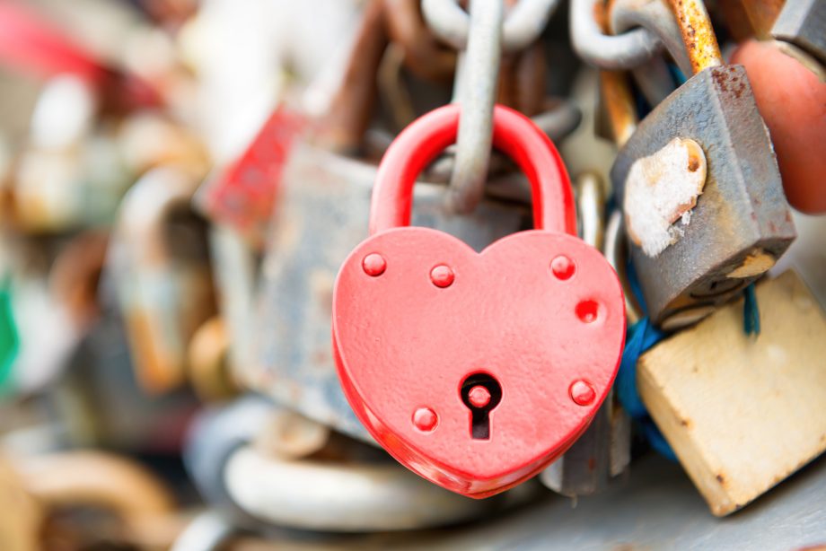 Juwelier Christ setzt jetzt auf die Blockchain | BTC-ECHO Herzförmiges Vorhängeschloss hängt an einer Kette