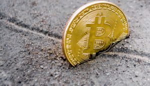Bitcoin-Münze in einer Felsspalte