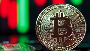 Bitcoin-Münze vor einem Chart