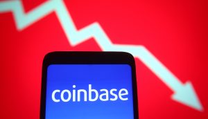 Coinbase-Logo auf einem Smartphone vor rotem Hintergrund