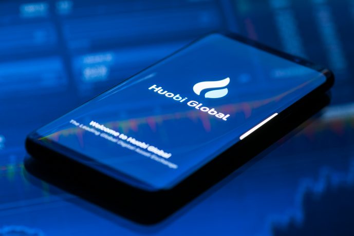 Smartphone mit Logo von Huobi