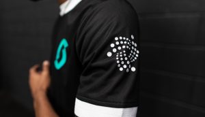 IOTA Logo auf schwarzem Shirt