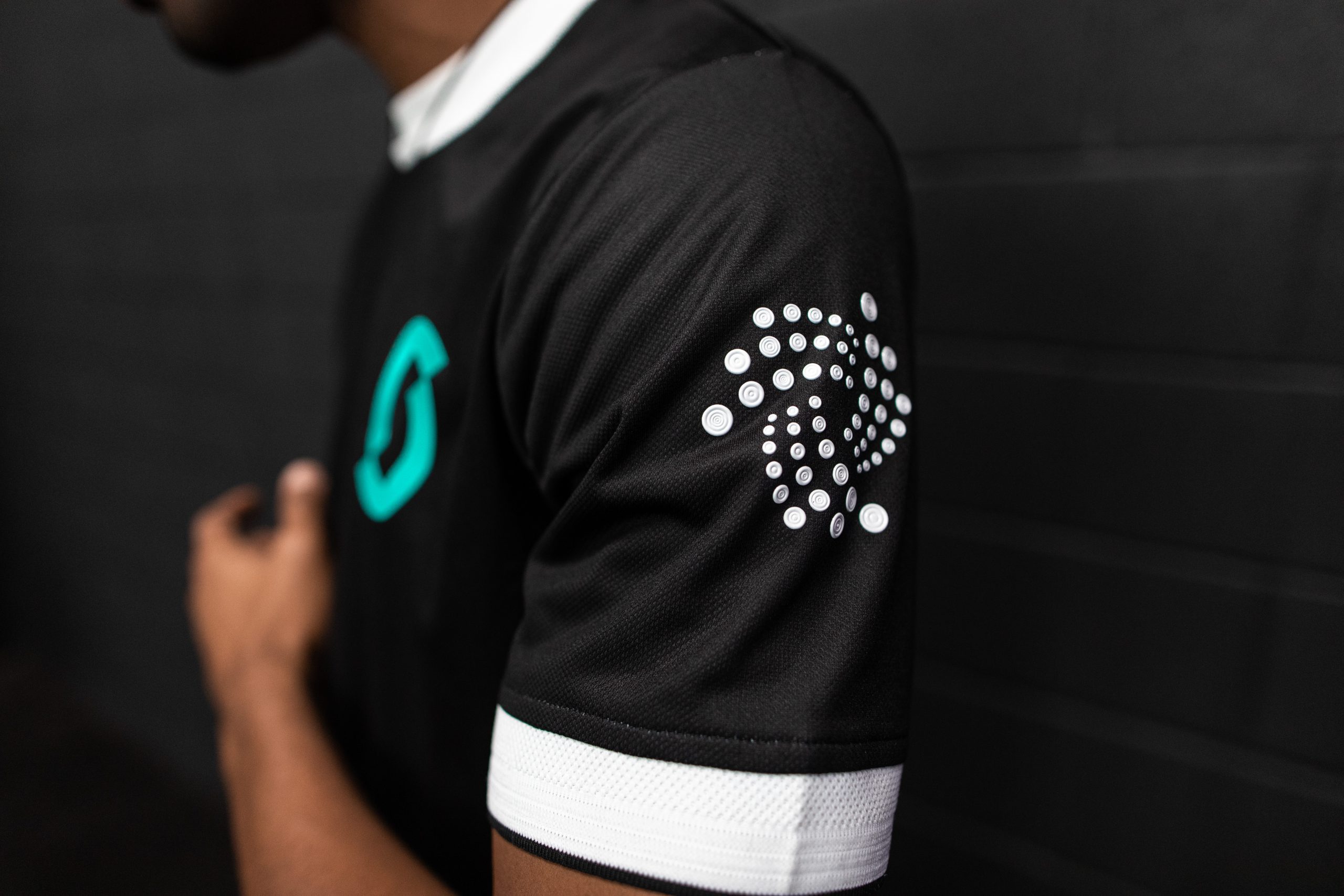 IOTA Logo auf schwarzem Shirt