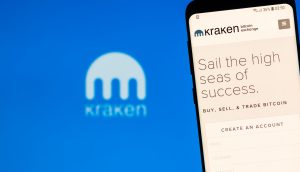 Smartphone vor Kraken-Logo
