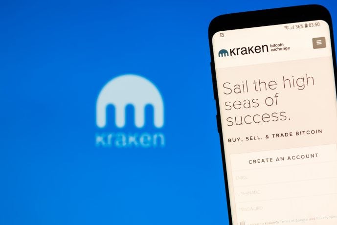 Smartphone vor Kraken-Logo