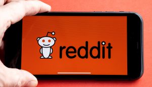 Smartphone mit Logo von Reddit