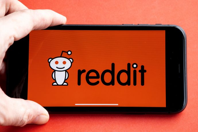 Smartphone mit Logo von Reddit