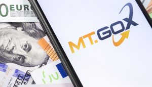 Mt.Gox Logo vor Geldscheinen