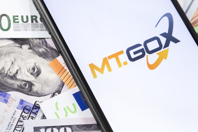 Mt.Gox Logo vor Geldscheinen