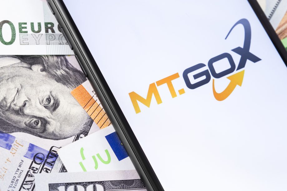 Mt.Gox-Opfer könnte Kompensation in Milliardenhöhe bevorstehen Mt.Gox Logo vor Geldscheinen