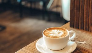 Kaffeetasse auf Holztisch
