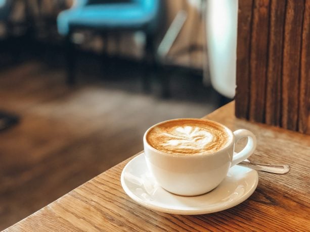 Kaffeetasse auf Holztisch