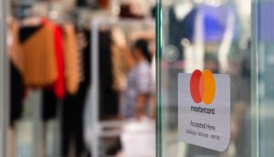 Mastercard-Logo vor einem Bekleidungsgeschäft