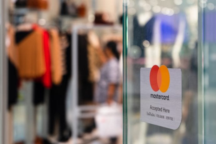 Mastercard-Logo vor einem Bekleidungsgeschäft