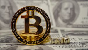 Bitcoin Münze mit Dollar im Hintergrund