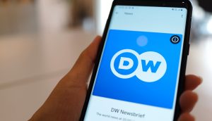 Deutsche Welle Logo auf einem Smartphone