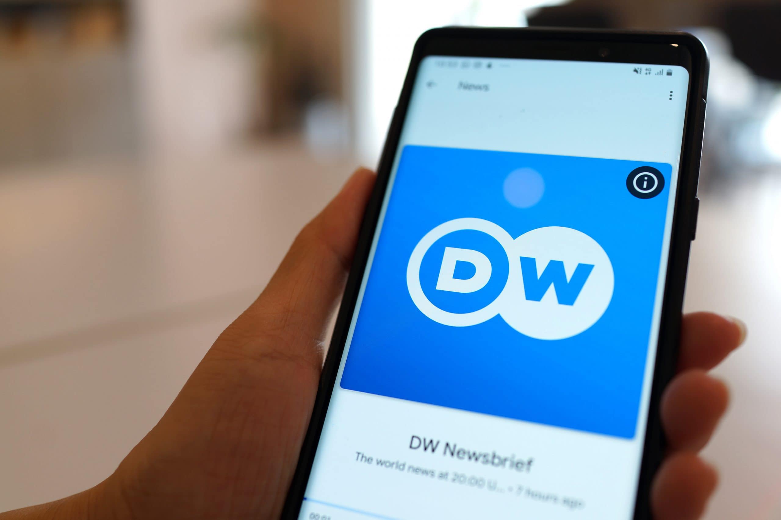 Deutsche Welle Logo auf einem Smartphone