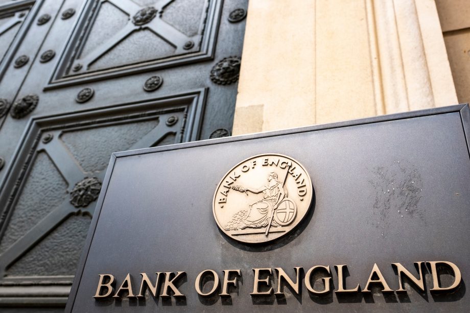 Bank of England Schild als Symbol für Stablecoin-Regulierung in Großbritannien