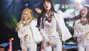 K-Pop Band während eines Auftrittes.