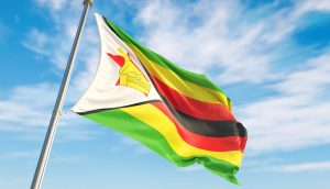 Simbabwe Flagge gegen blauen Himmel