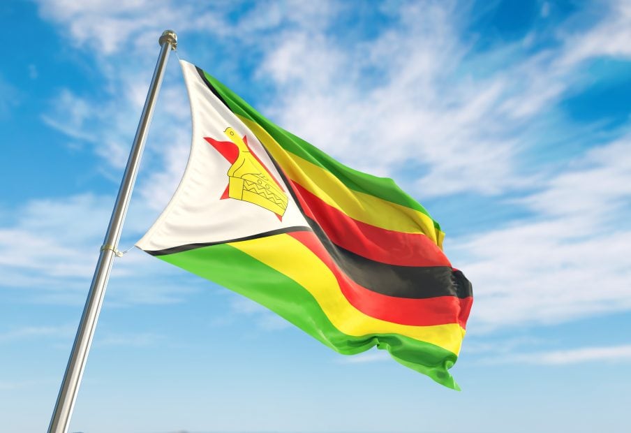 Kryptowährungen als legale Zahlungsmittel in Simbabwe Simbabwe Flagge gegen blauen Himmel