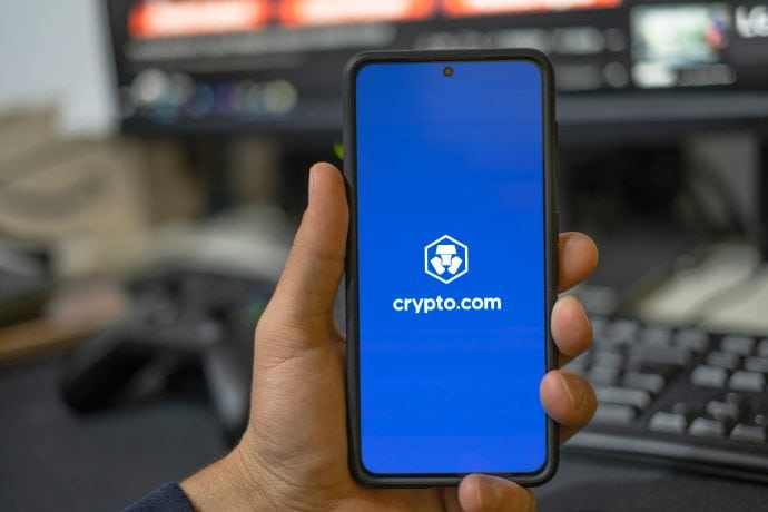 Crypto.com Logo auf Smartphone