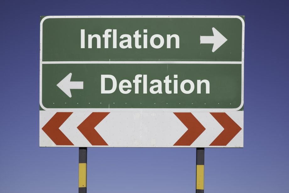 ETH-Deflation: Ethereum-Verbrennungsmotor läuft heiß Schild gegen blauen Himmel. Nach links wird Deflation, nach rechts Inflation ausgewiesen.