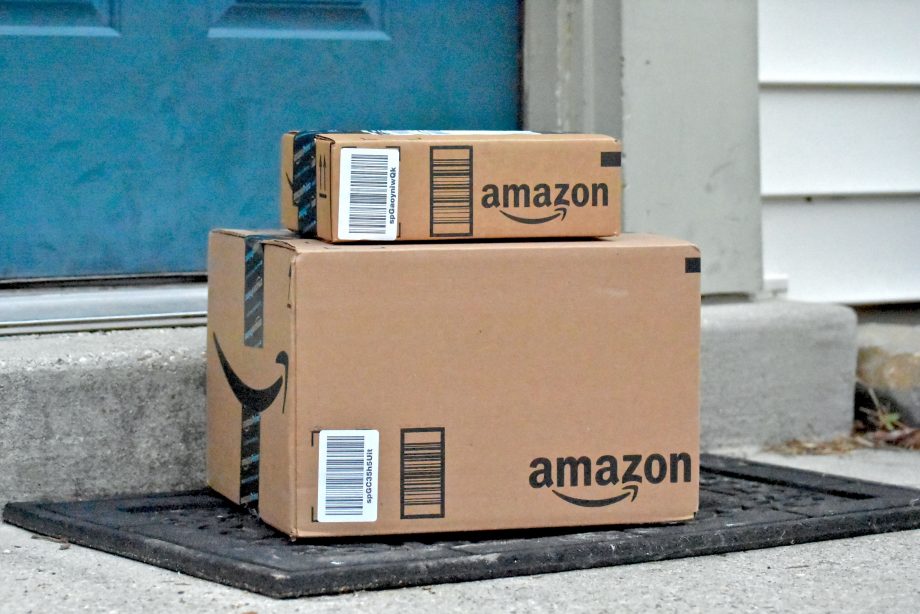 Amazon Logo auf Paketen