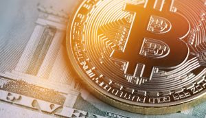Bitcoin-Münze auf Dollarnote