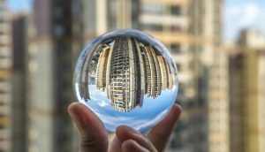 Metaverse Immobilien durch Glaskugel dargestellt