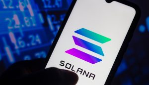 Smartphone mit Solana-Logo