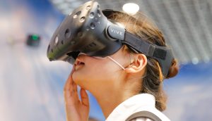Frau trägt eine VR-Brille