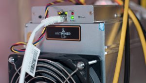 Ein Antminer von Bitmain, der Mining betreibt.