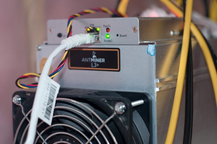 Ein Antminer von Bitmain, der Mining betreibt.