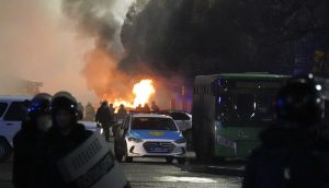 Polizeiauto brennt während der Proteste in der Stadt Almaty