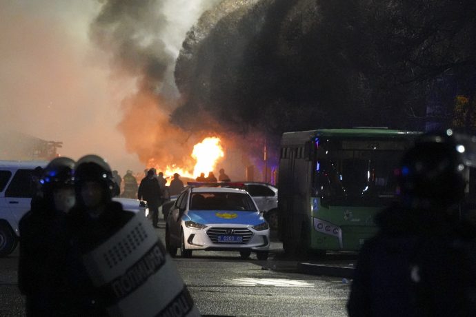 Polizeiauto brennt während der Proteste in der Stadt Almaty