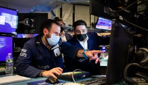 Personen an Börse schauen auf Index