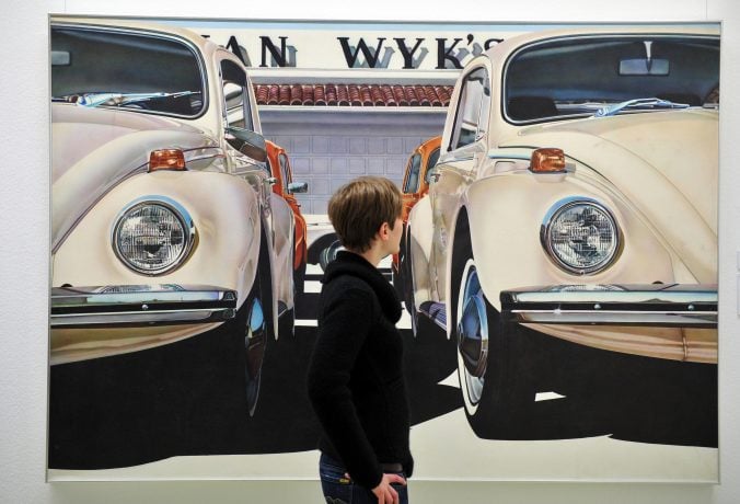 Eine Frau betrachtet am das Kunstwerk "Untitled (4 VW's) (1971)" von Don Eddy