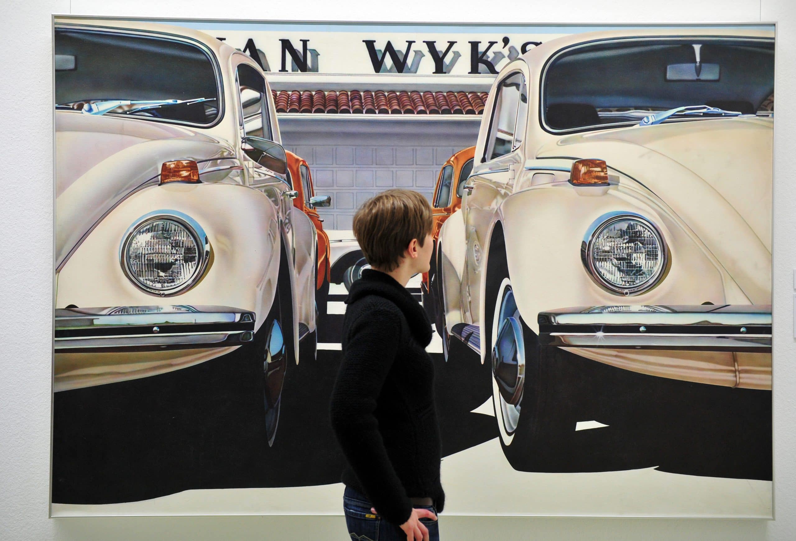 Eine Frau betrachtet am das Kunstwerk "Untitled (4 VW's) (1971)" von Don Eddy