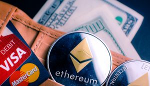 Ethereum-Münze neben Visa-Karte