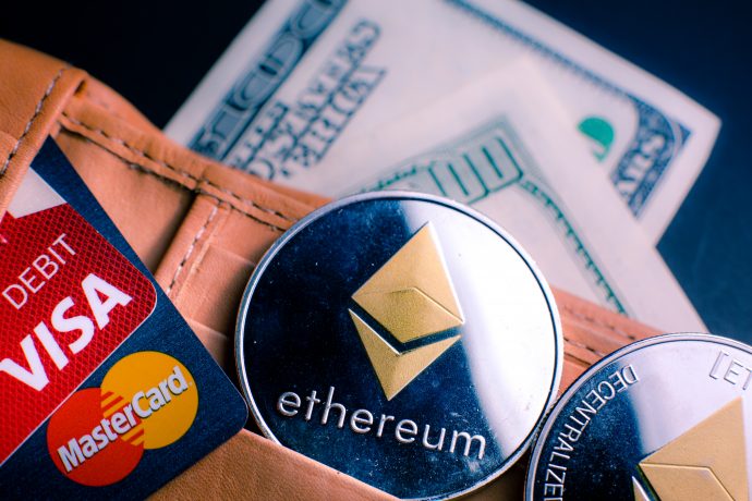 Ethereum-Münze neben Visa-Karte