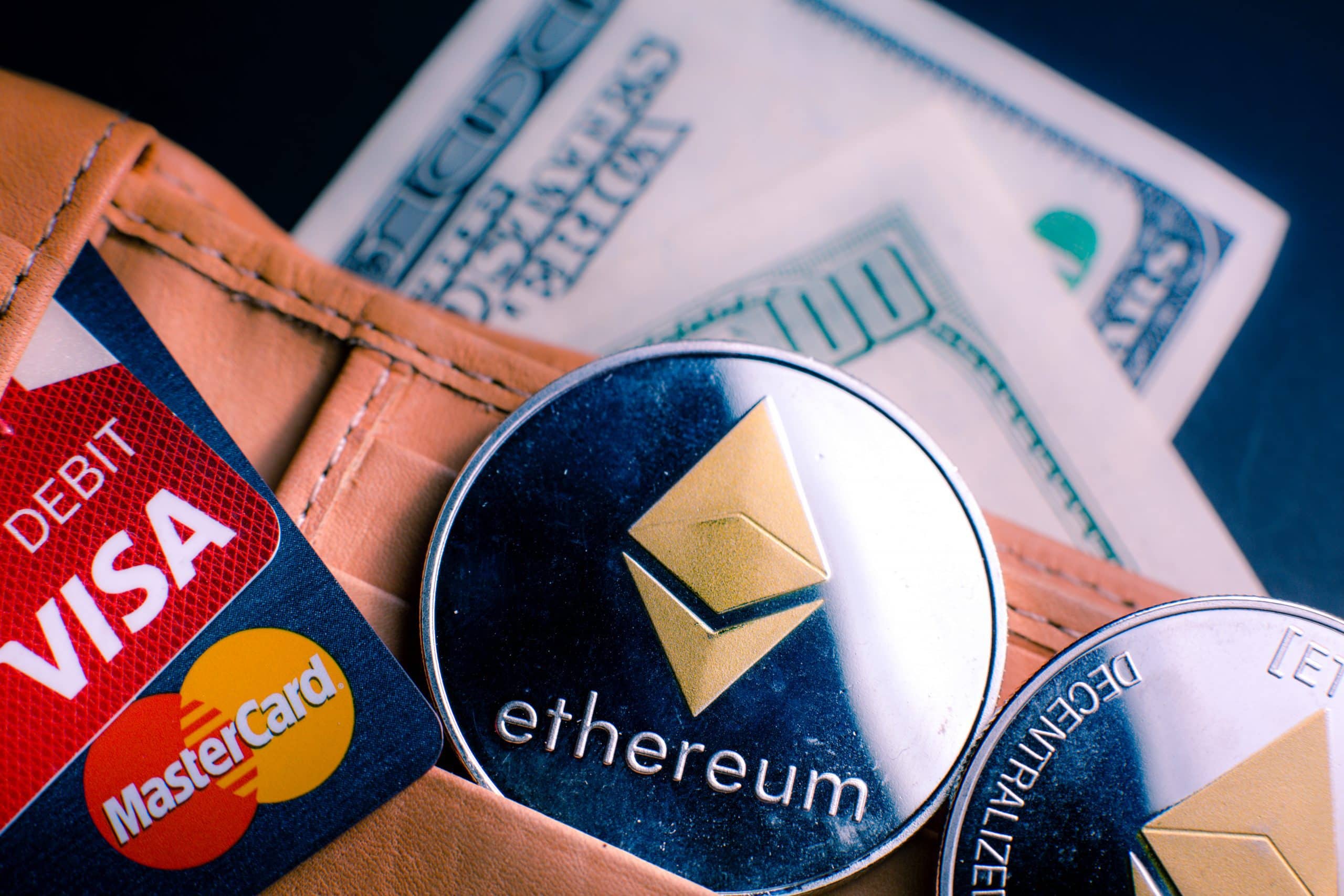 Ethereum-Münze neben Visa-Karte