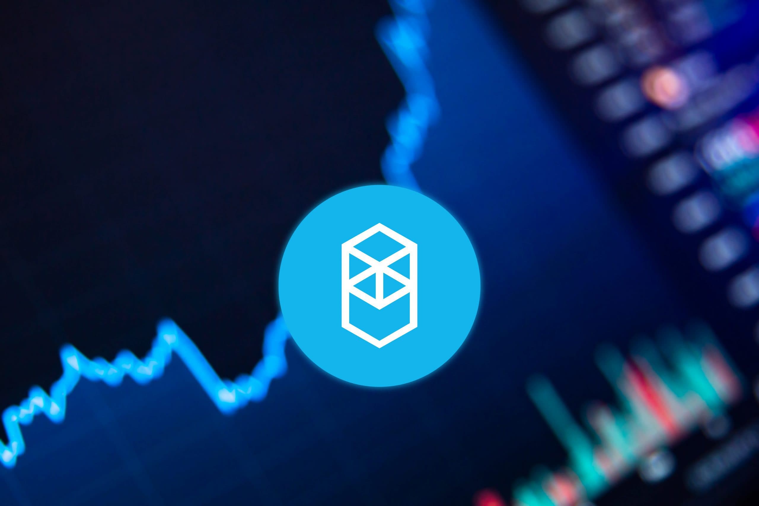 Ein blaues Fantom-Logo ist auf einem unscharfen Hintergrund zentriert und zeigt ein schwankendes Linien- und Balkendiagramm, das die Finanzdaten von Multichain widerspiegelt.